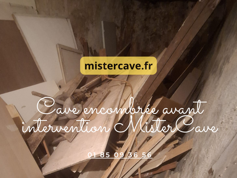 Cave encombrée avant intervention MisterCave : cartons empilés, meubles anciens, vélos et encombrants accumulés dans une cave parisienne